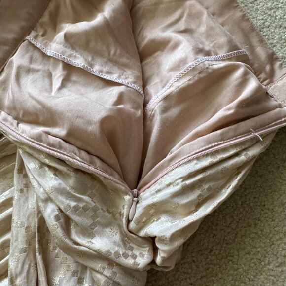 [NEW] Lashkaraa Nude and Gold Embroidered Lehenga XS - Picture 7 of 9